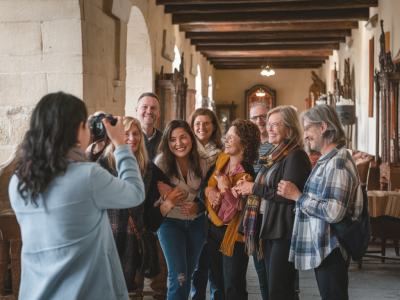 Wie man auf städtereisen echte begegnungen statt touristischer selfies organisiert