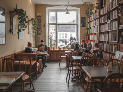 Wie literaturcafés in kleinen städten kulturelle netzwerke stärken